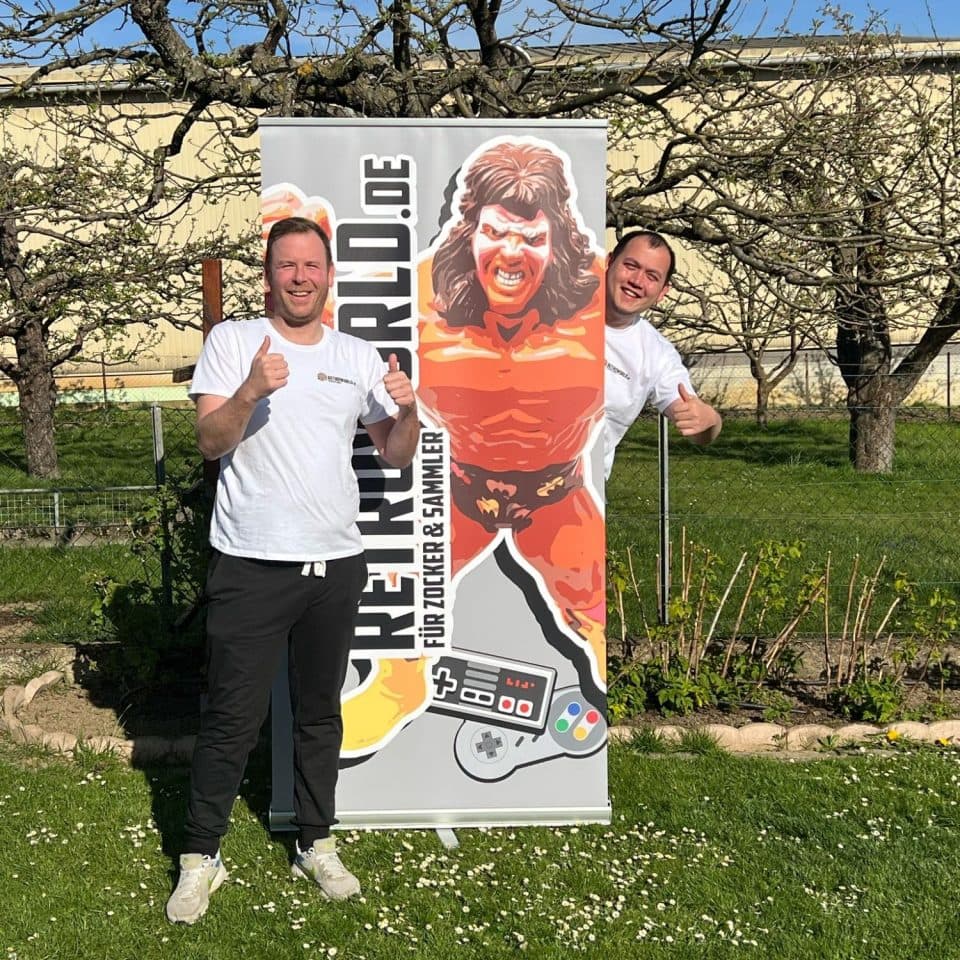 Alex und Felix, die Gründer von retroworld.de, vor ihrem Messestand